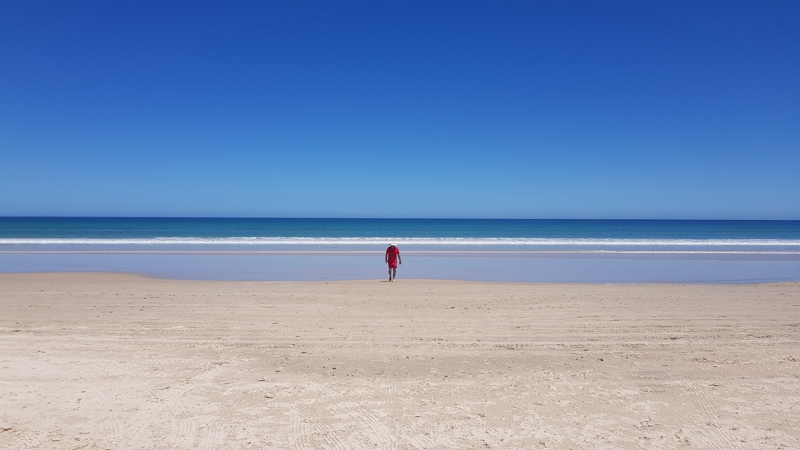 Photo de Aldinga Beach avec l'eau cristalline de surface