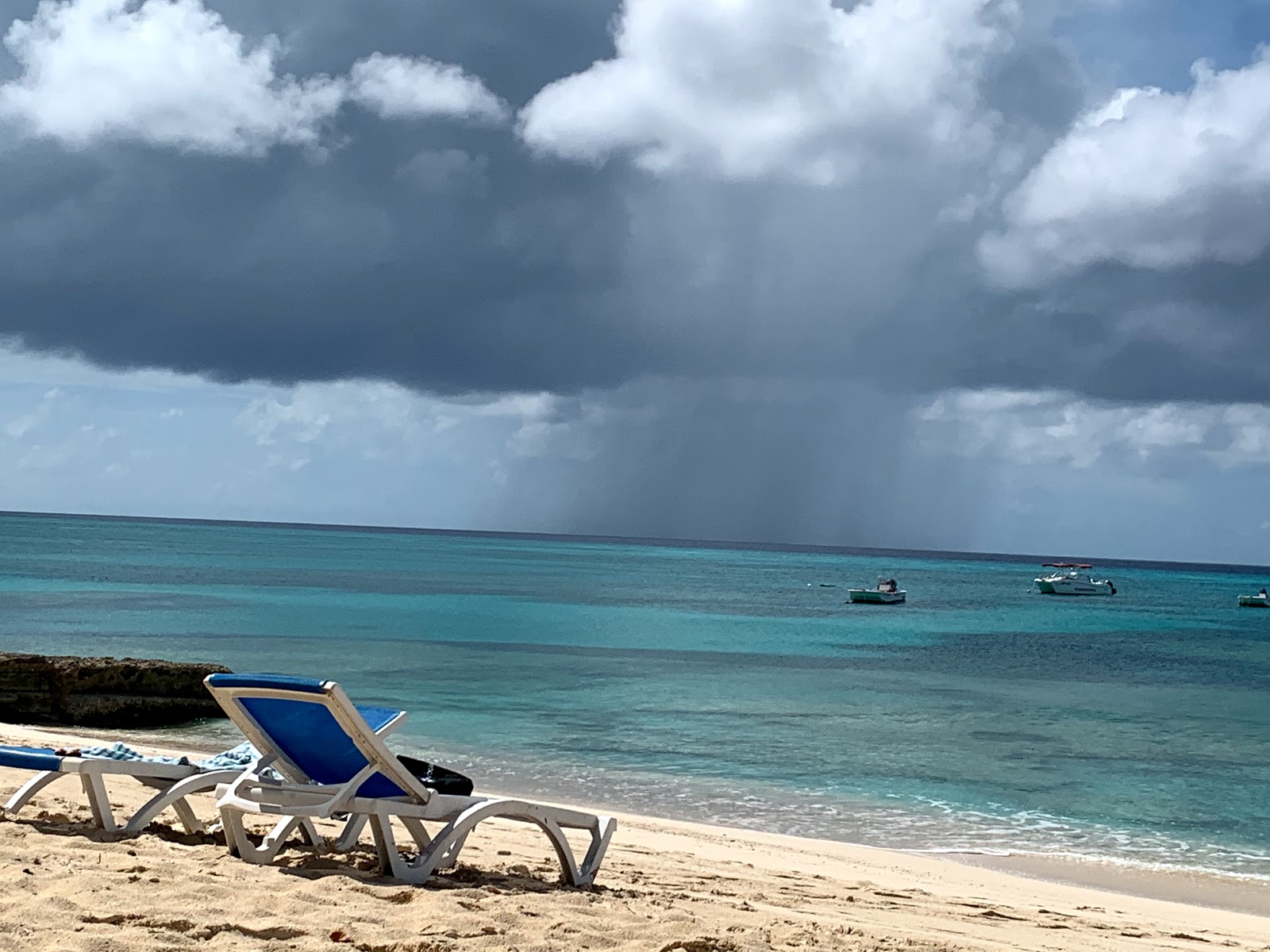 Foto van Cockburn Town beach II met turquoise puur water oppervlakte