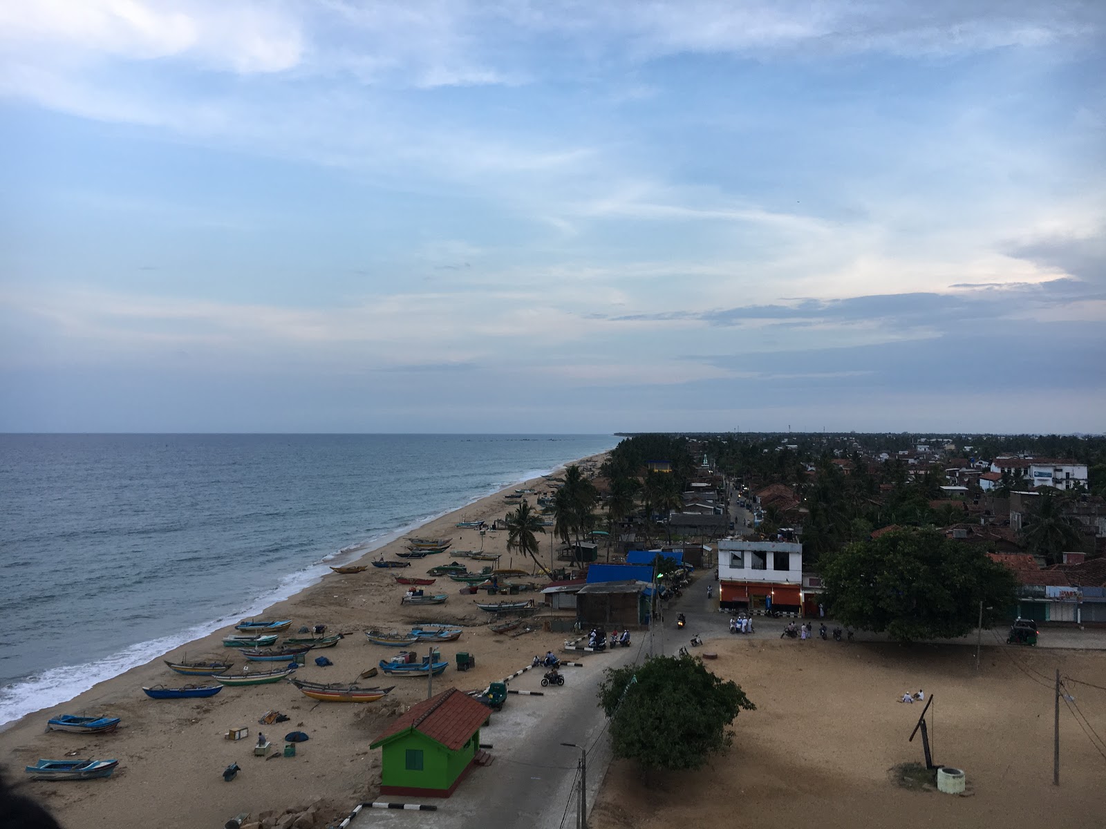 Foto di Kalmunai Beach con una superficie del sabbia beige