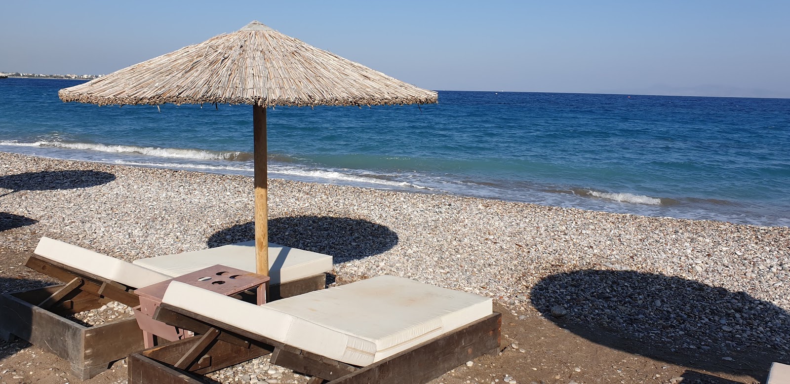 Foto di Paralia Ixia IV con una superficie del sabbia beige e ciottoli