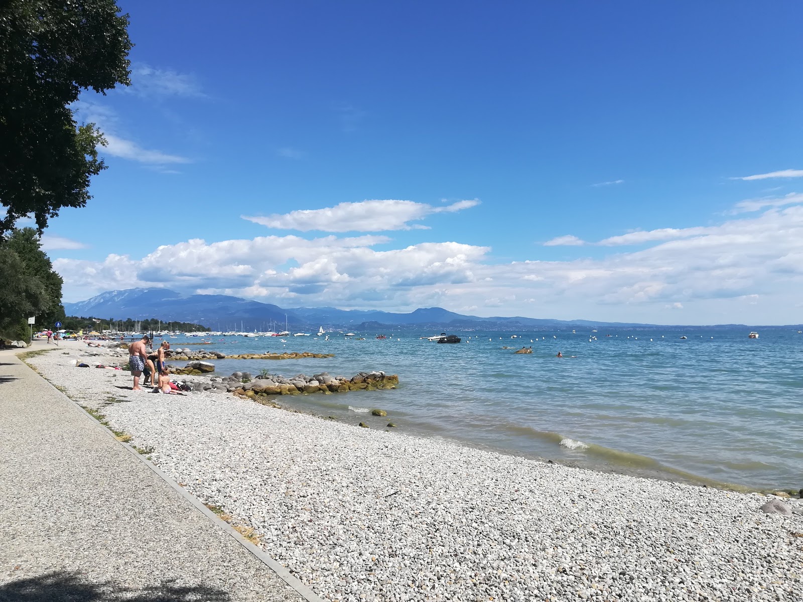 Foto van Padenghe Beach met kleine grijze kiezels oppervlakte