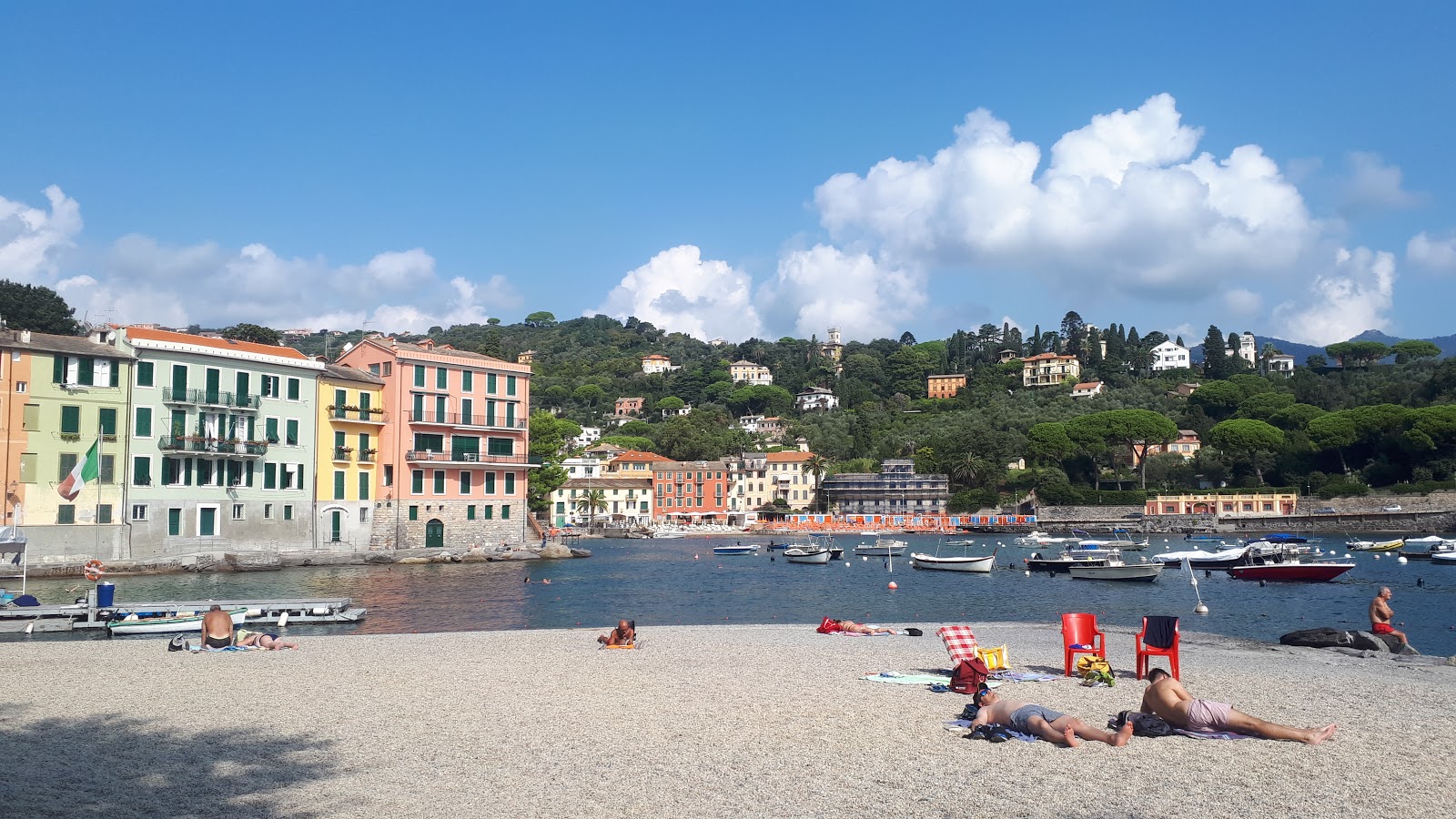 Spiaggia Travello的照片 带有蓝色的水表面