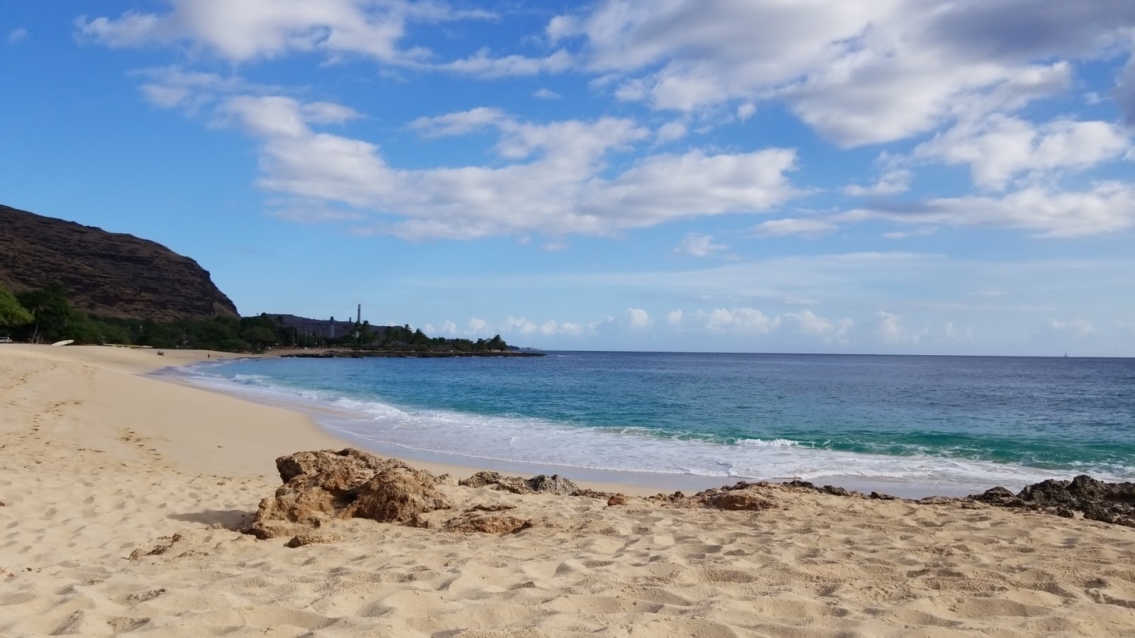 Nanakuli Beach Park'in fotoğrafı uçurumlarla desteklenmiş