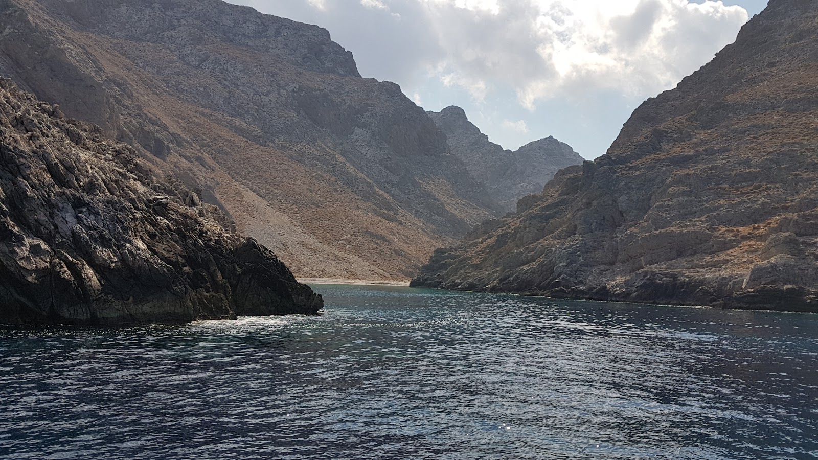 Foto di Megali Vlichada con una superficie del sabbia beige e rocce