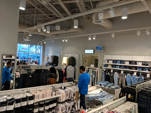 Clothing Store «H&M», reviews and photos, 37 Aquarium Way, Long Beach, CA 90802, USA