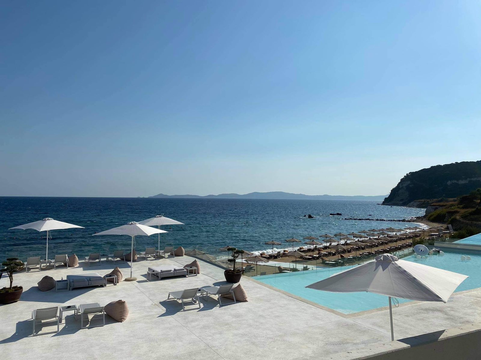 Foto von Athos Hotel Beach mit grauer sand Oberfläche