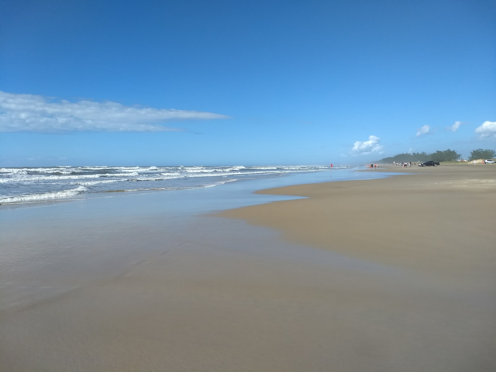 Photo de Praia de Albatroz avec rivage droit, long