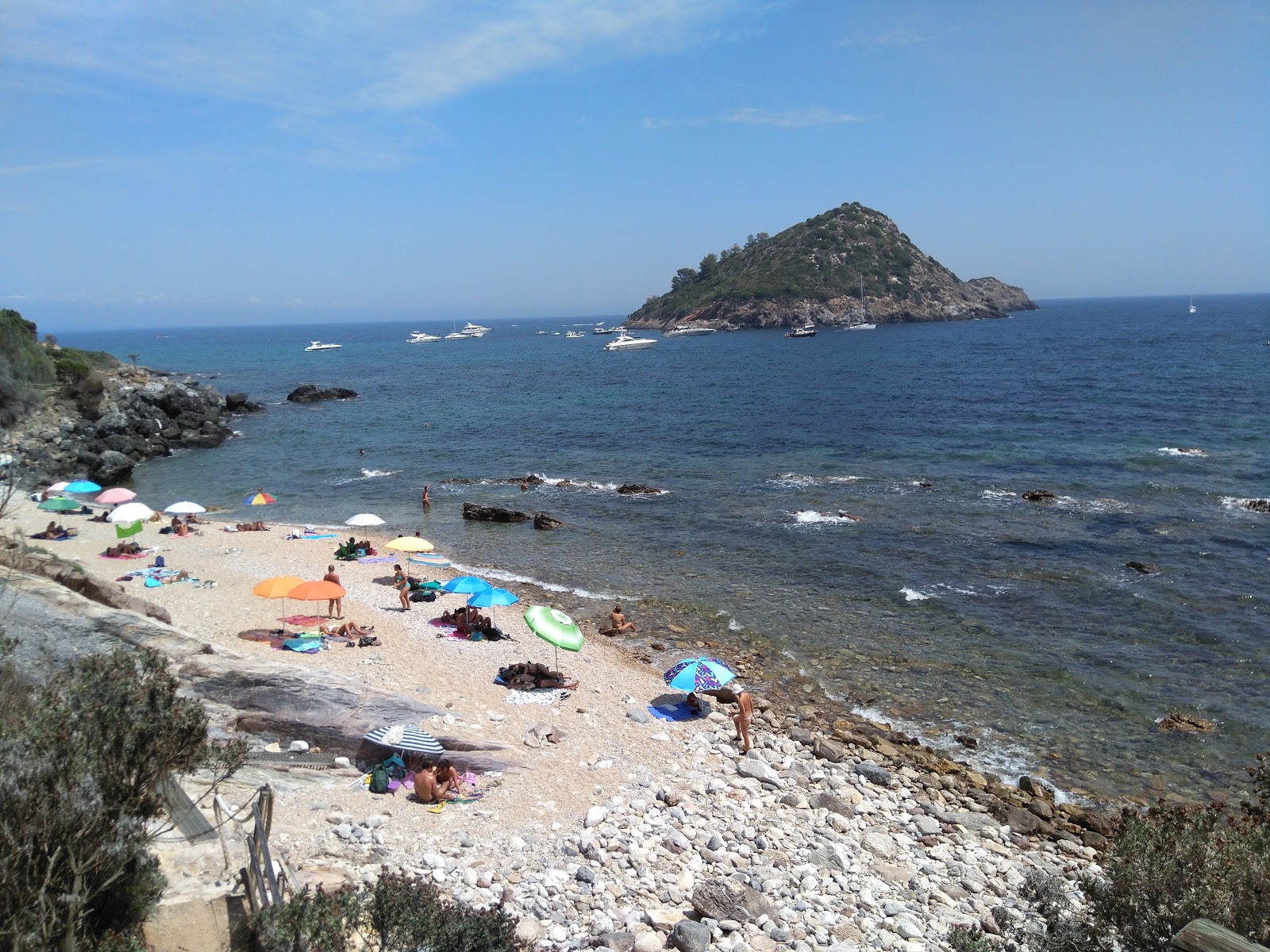 Foto di Spiaggia Le Pilette con una superficie del ciottoli beige