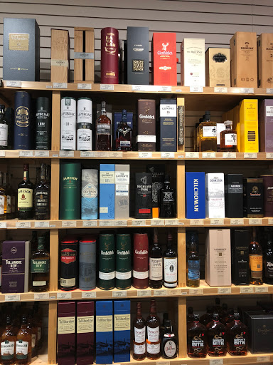 Liquor Store «Roslyn Wine & Liquor (Liquor Store)», reviews and photos, 1366 Old Northern Blvd, Roslyn, NY 11576, USA