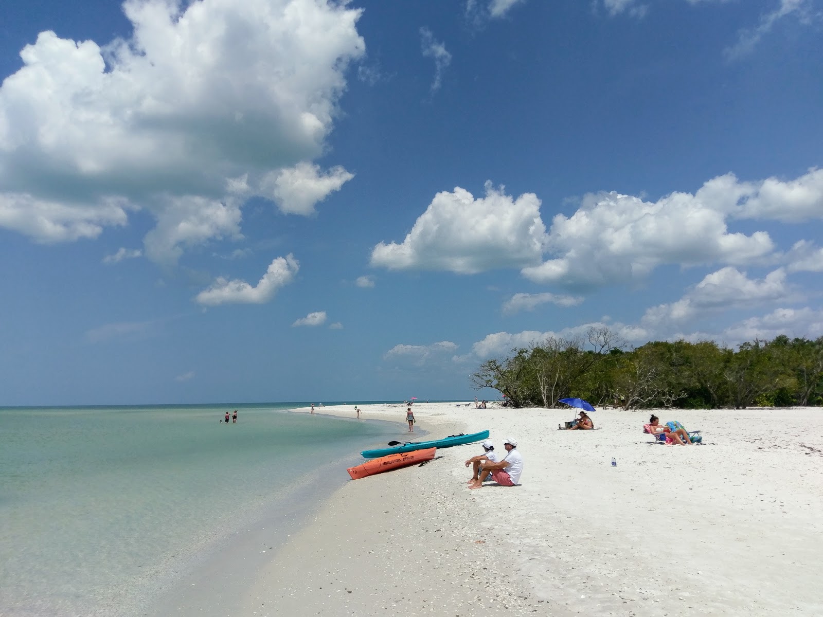 Photo de Barefoot beach avec l'eau turquoise de surface