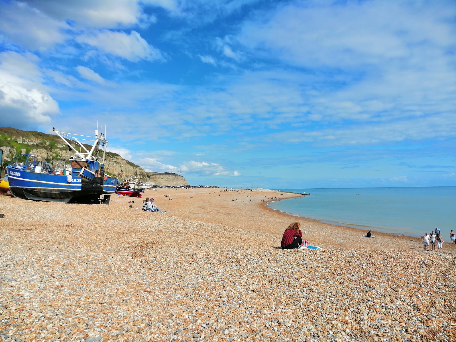 Hastings Plajı'in fotoğrafı uçurumlarla desteklenmiş