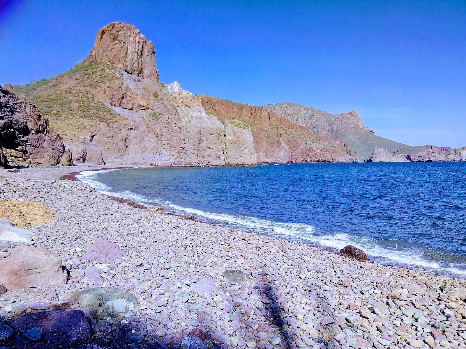 Foto von El Centinela beach mit graue kiesel Oberfläche