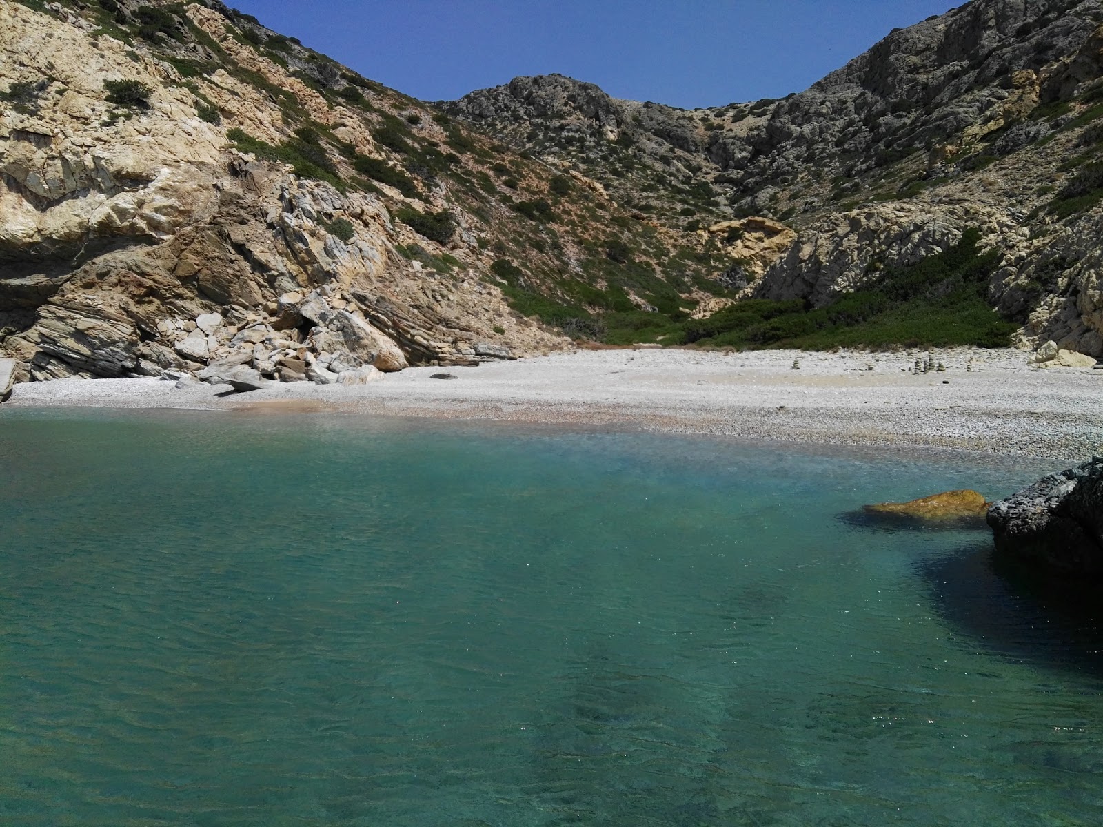Karbounolakos beach'in fotoğrafı doğal alan içinde bulunmaktadır