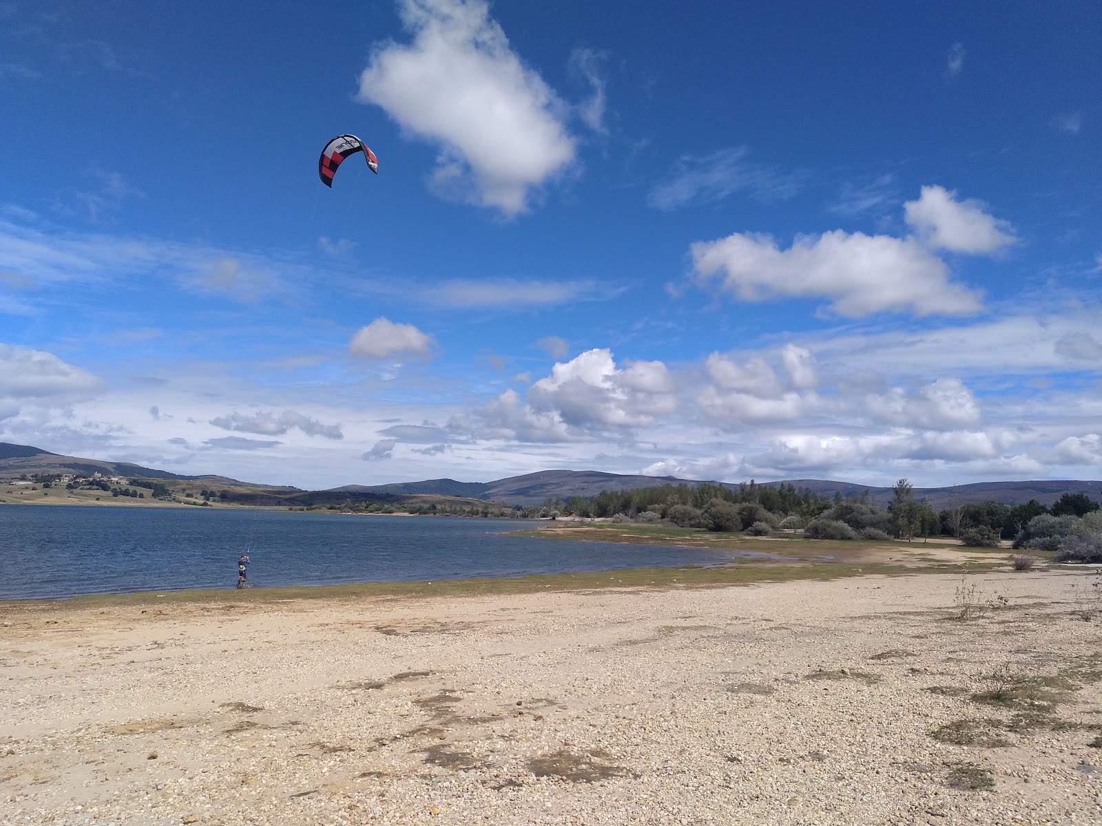 Playa Embalse del Ebro'in fotoğrafı - rahatlamayı sevenler arasında popüler bir yer
