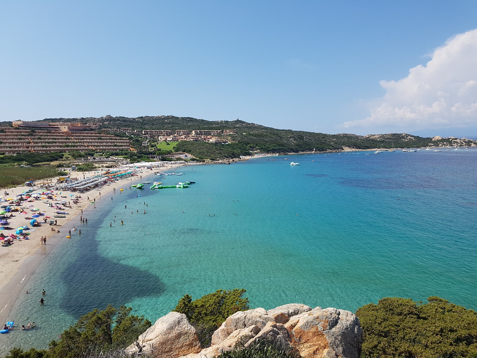 Foto von La Marmorata Strand mit beiger sand Oberfläche