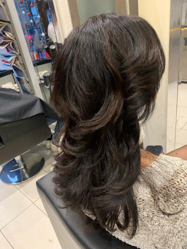 Opinii despre Tincs Hangulat Fodrászat în Budapest - Fodrász