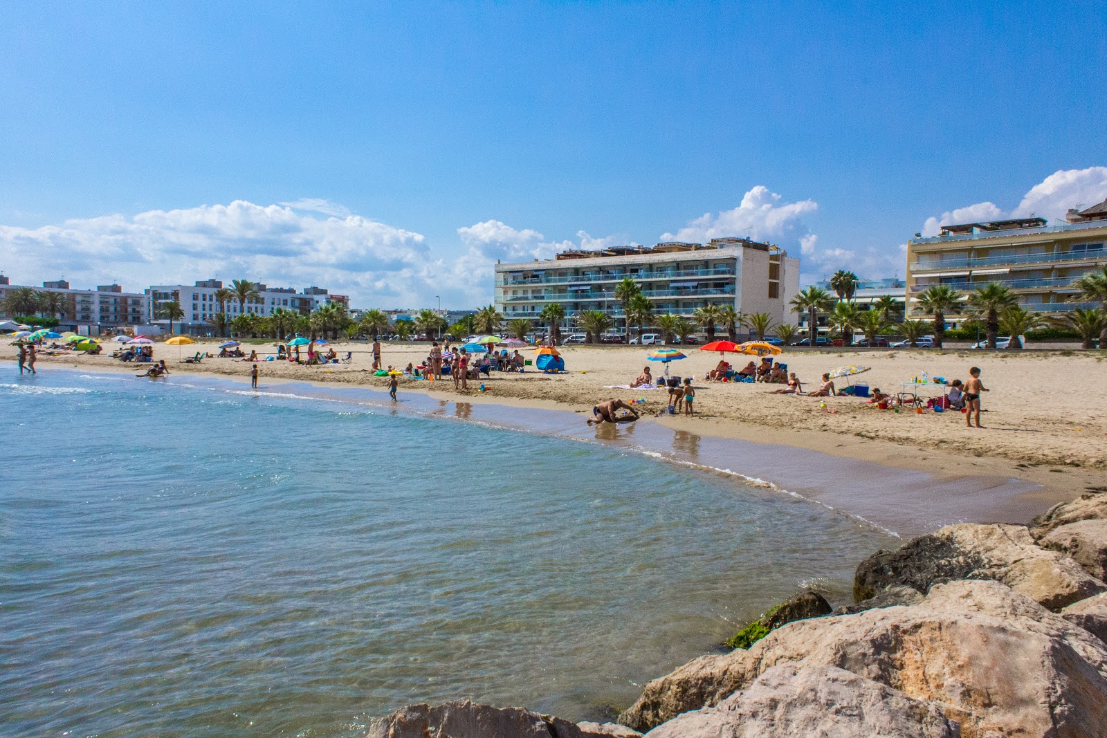 Foto de Platja de Cubelles com areia bege superfície