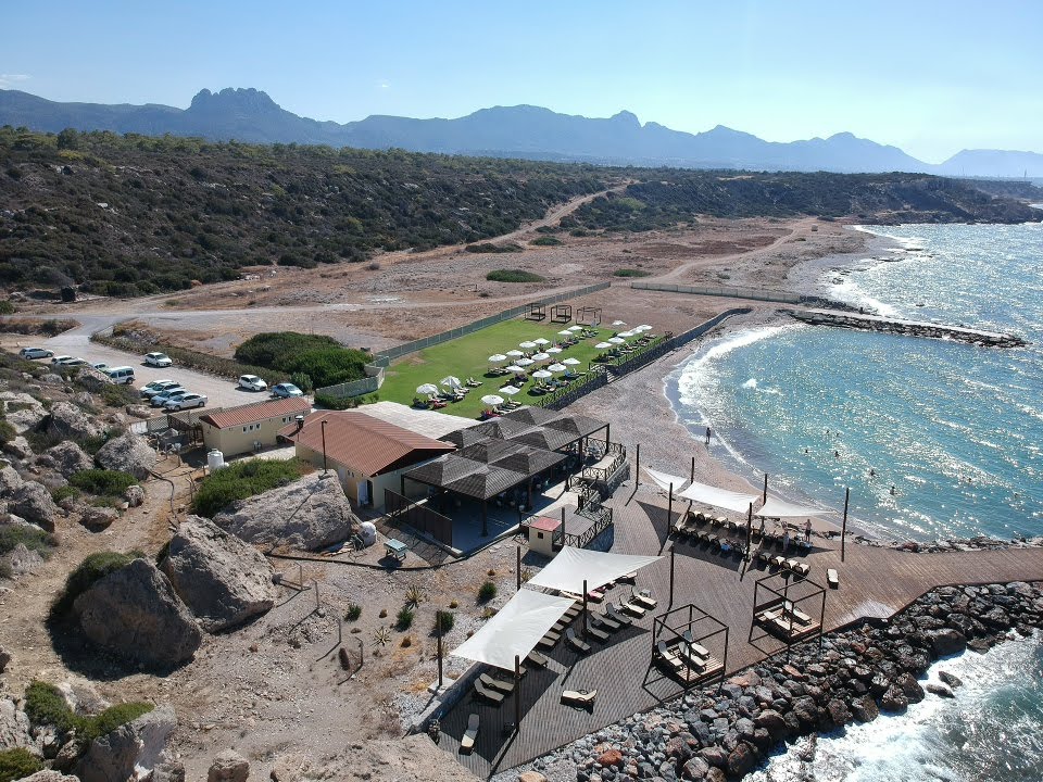 Foto de Korineum beach con guijarros grises superficie