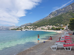 Foto von Beach Nikolina von Klippen umgeben