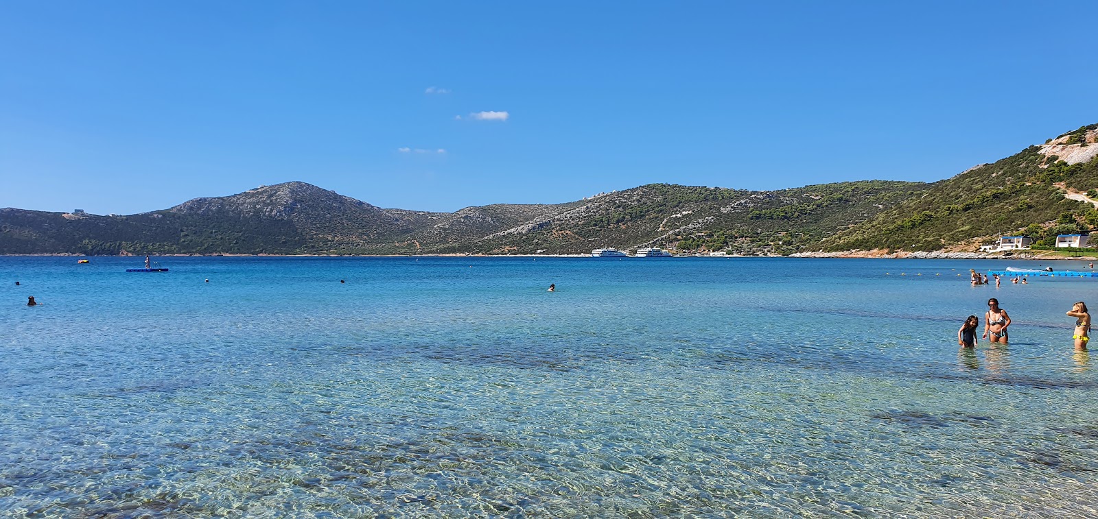 Agia Marina Beach'in fotoğrafı uçurumlarla desteklenmiş