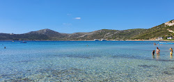 Agia Marina Beach'in fotoğrafı uçurumlarla desteklenmiş