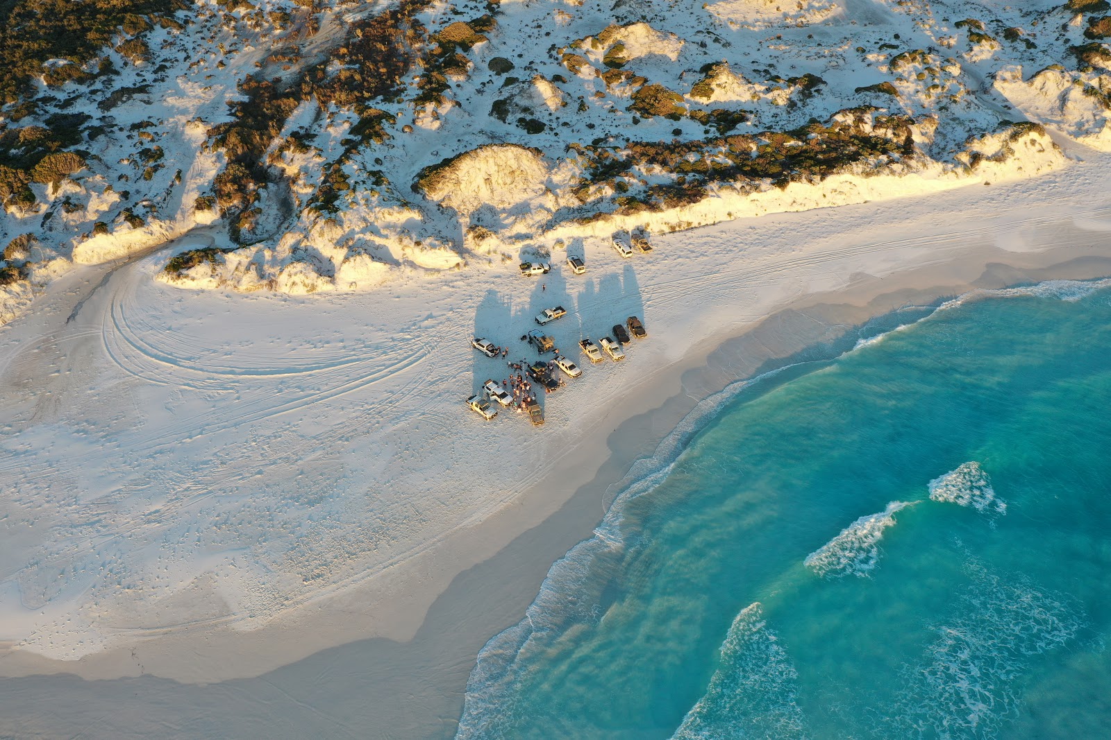Foto av Kennedy Beach med blå rent vatten yta
