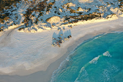 Zdjęcie Kennedy Beach z powierzchnią niebieska czysta woda