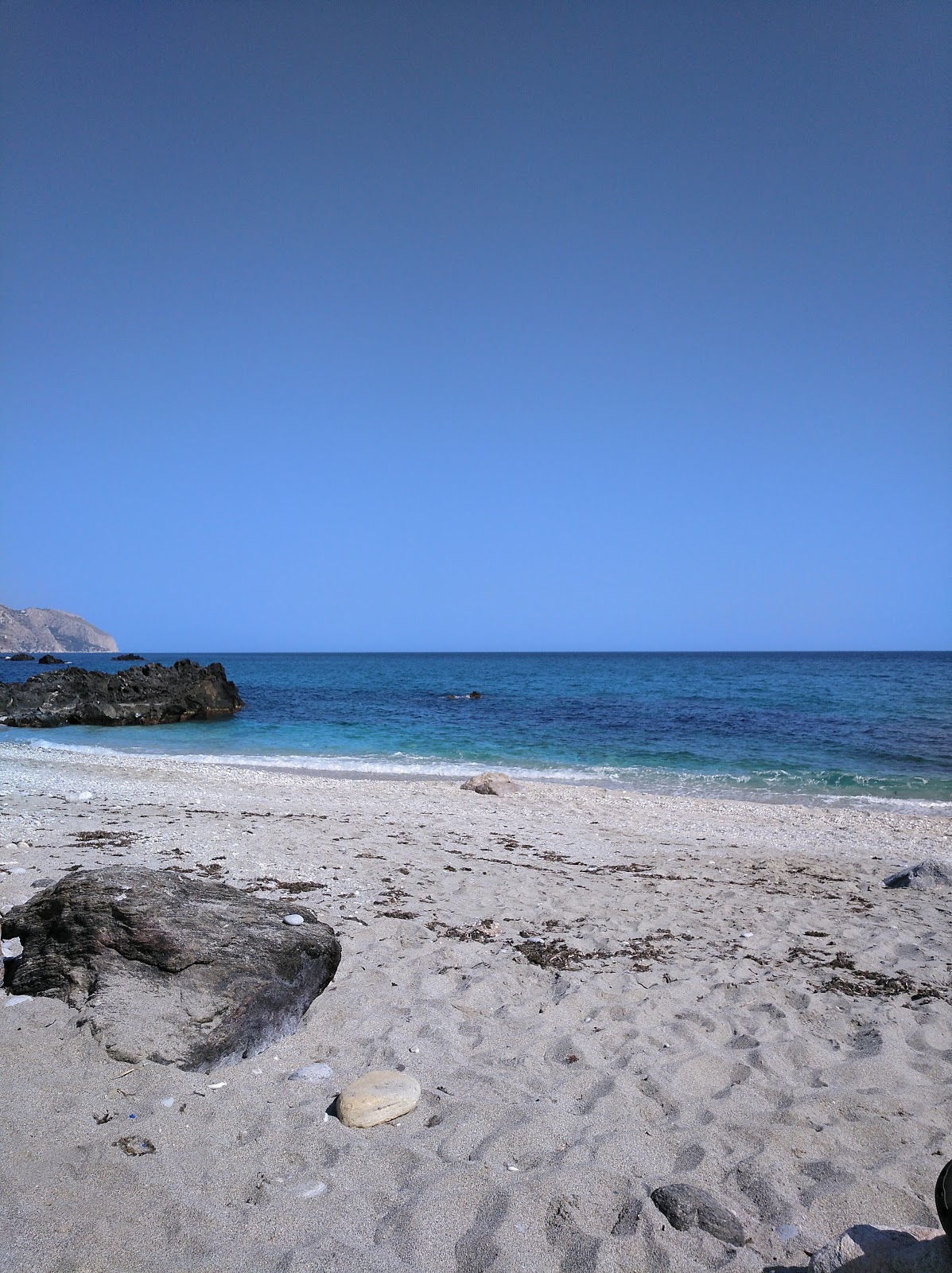 Foto von Caleta beach mit türkisfarbenes wasser Oberfläche