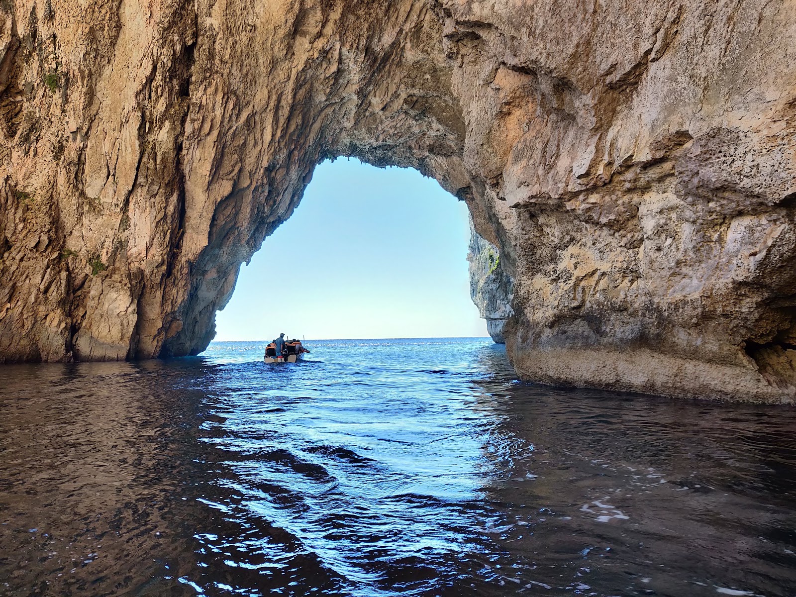Photo de Blue Grotto Beach situé dans une zone naturelle