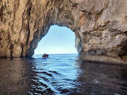 Photo de Blue Grotto Beach situé dans une zone naturelle