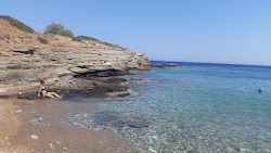Saoures beach'in fotoğrafı doğal alan içinde bulunmaktadır
