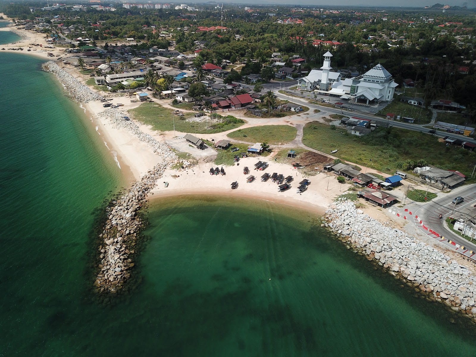 Foto av Mengabang Telipot Beach med turkos rent vatten yta