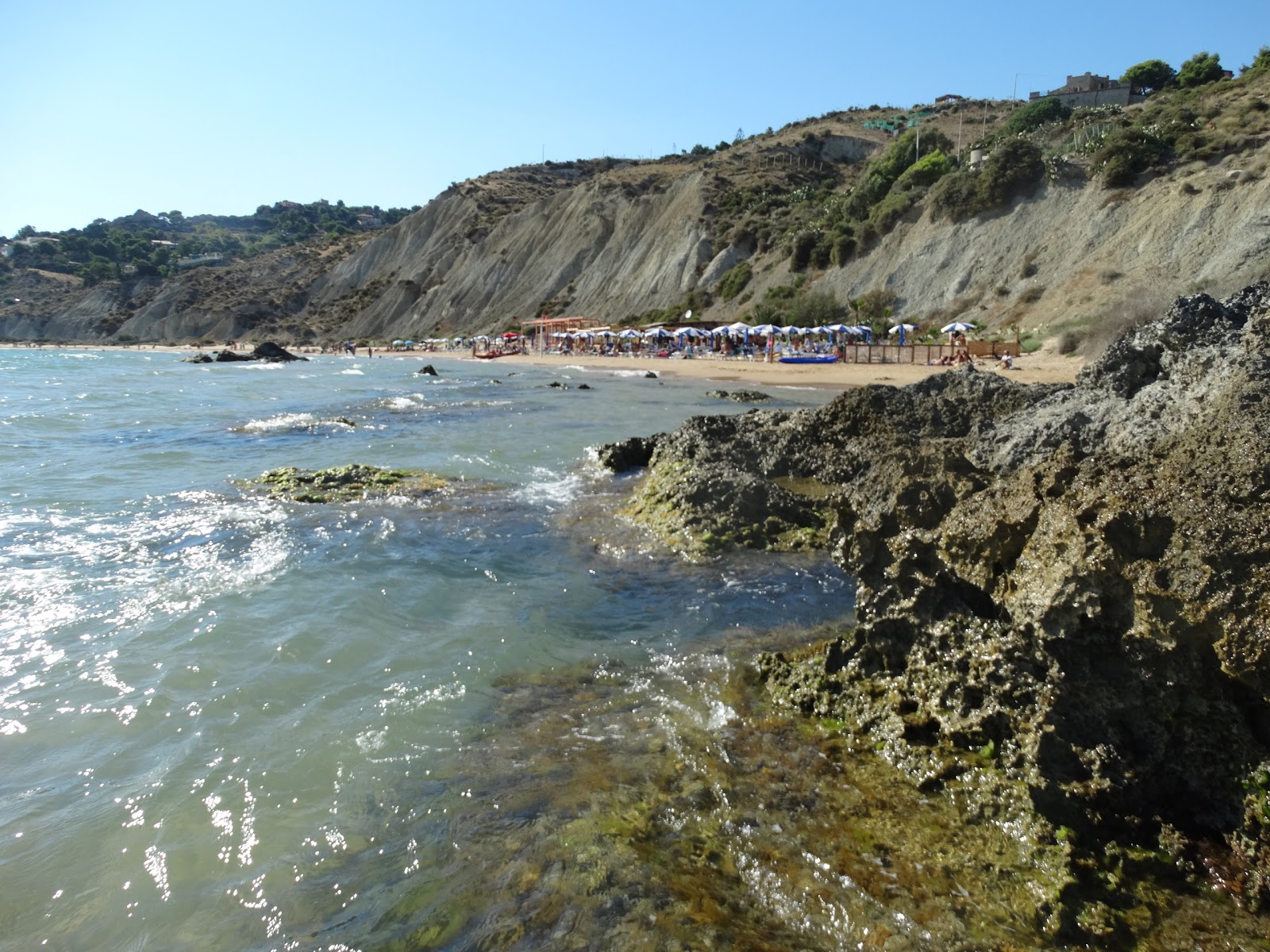 Marianello beach'in fotoğrafı - rahatlamayı sevenler arasında popüler bir yer