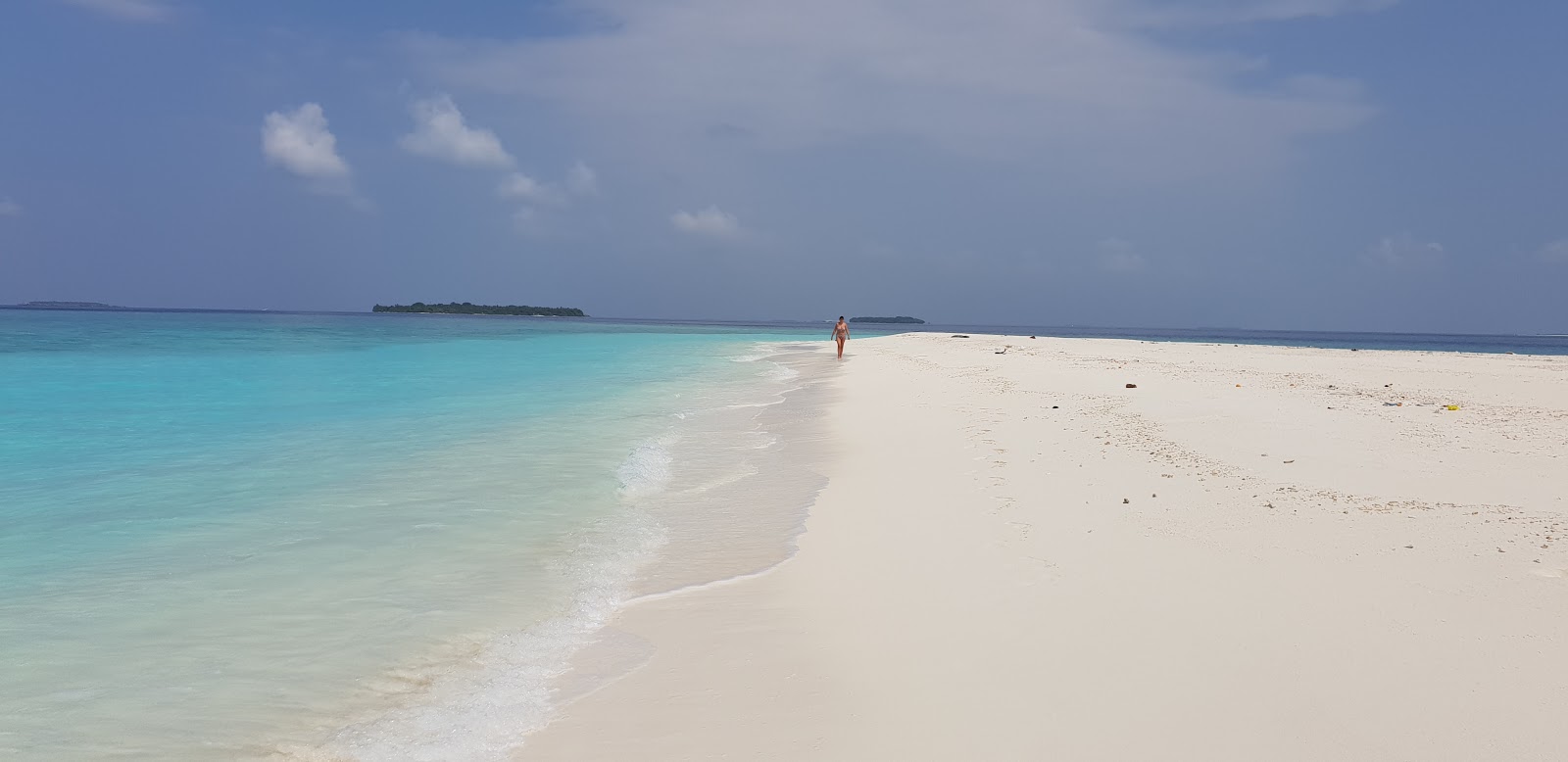 Foto von Kihaadhoo Beach mit feiner weißer sand Oberfläche