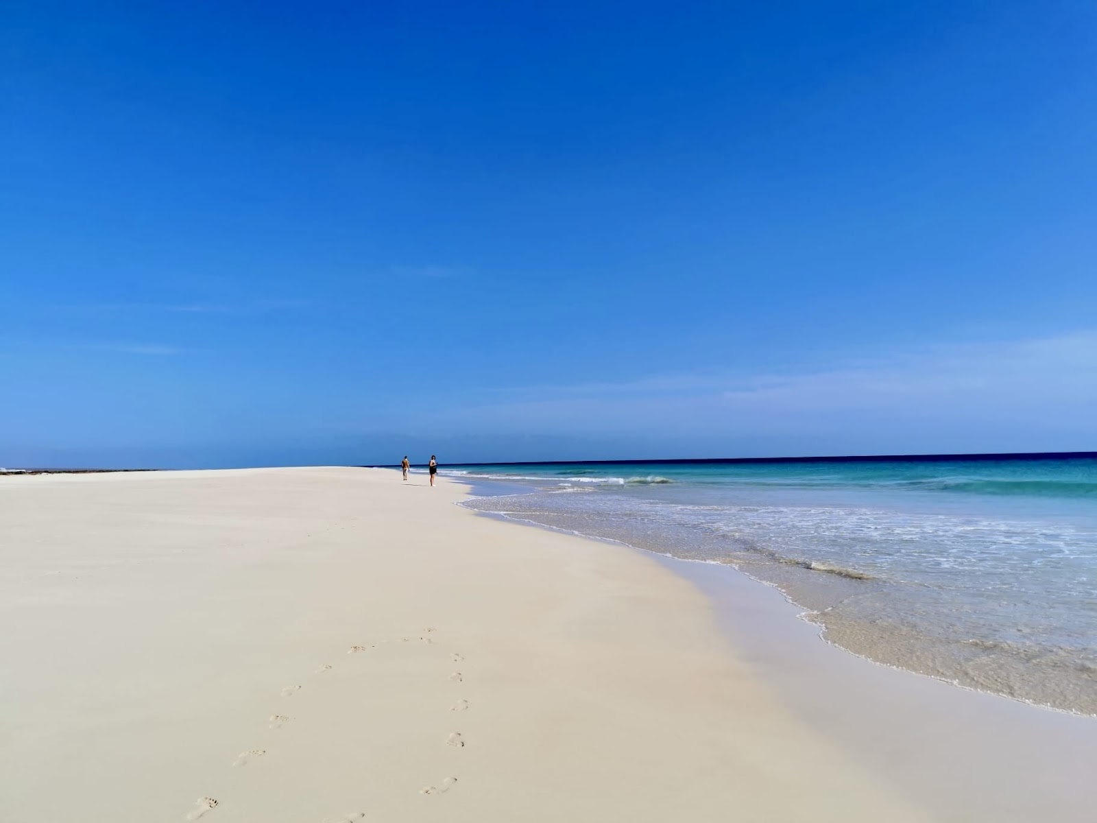 Foto di Praia do Curralinho con una superficie del sabbia beige fine