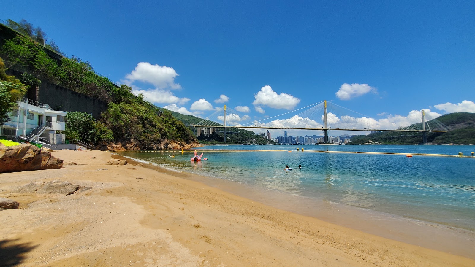 Zdjęcie Hoi Mei Wan Beach z powierzchnią beżowy piasek