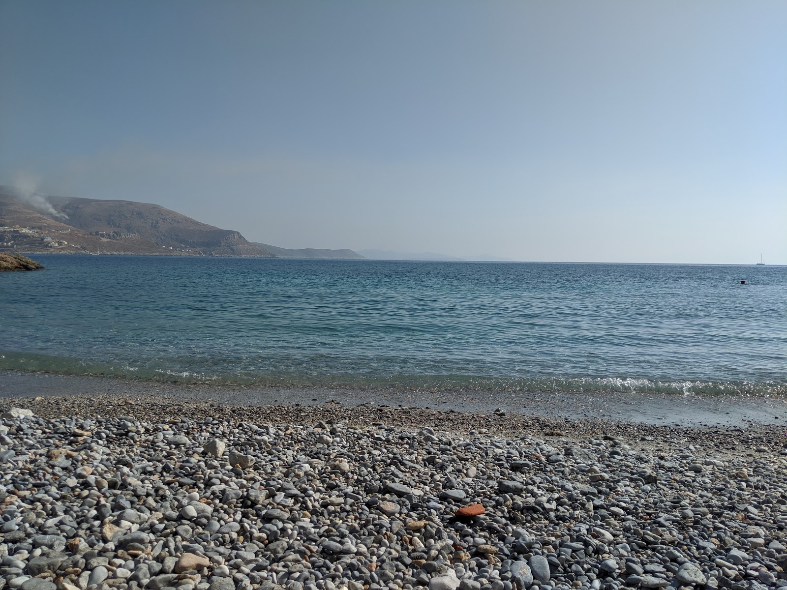 Gefira beach'in fotoğrafı uçurumlarla desteklenmiş