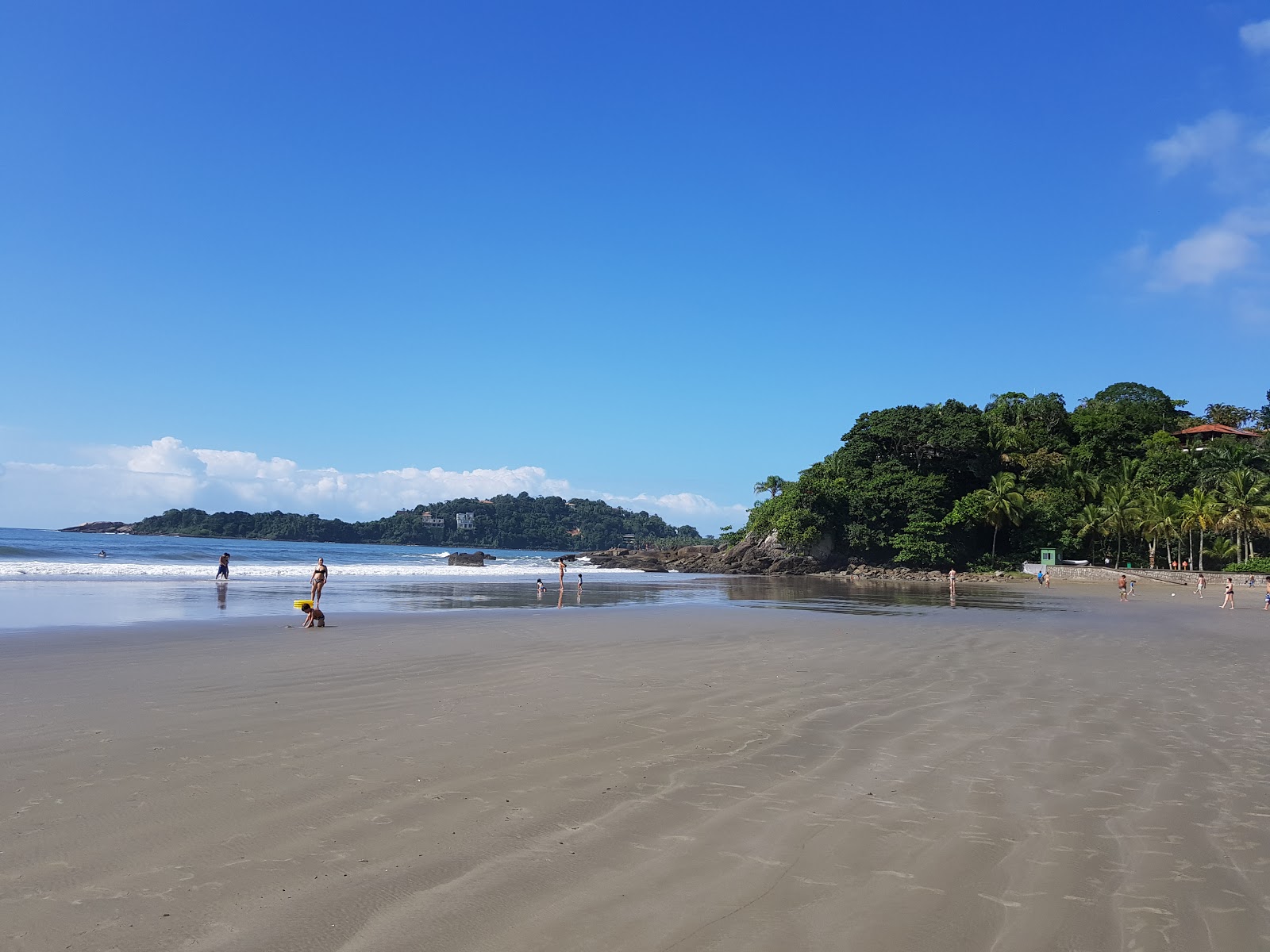 Photo de Plage de Pinheiro protégé par des falaises