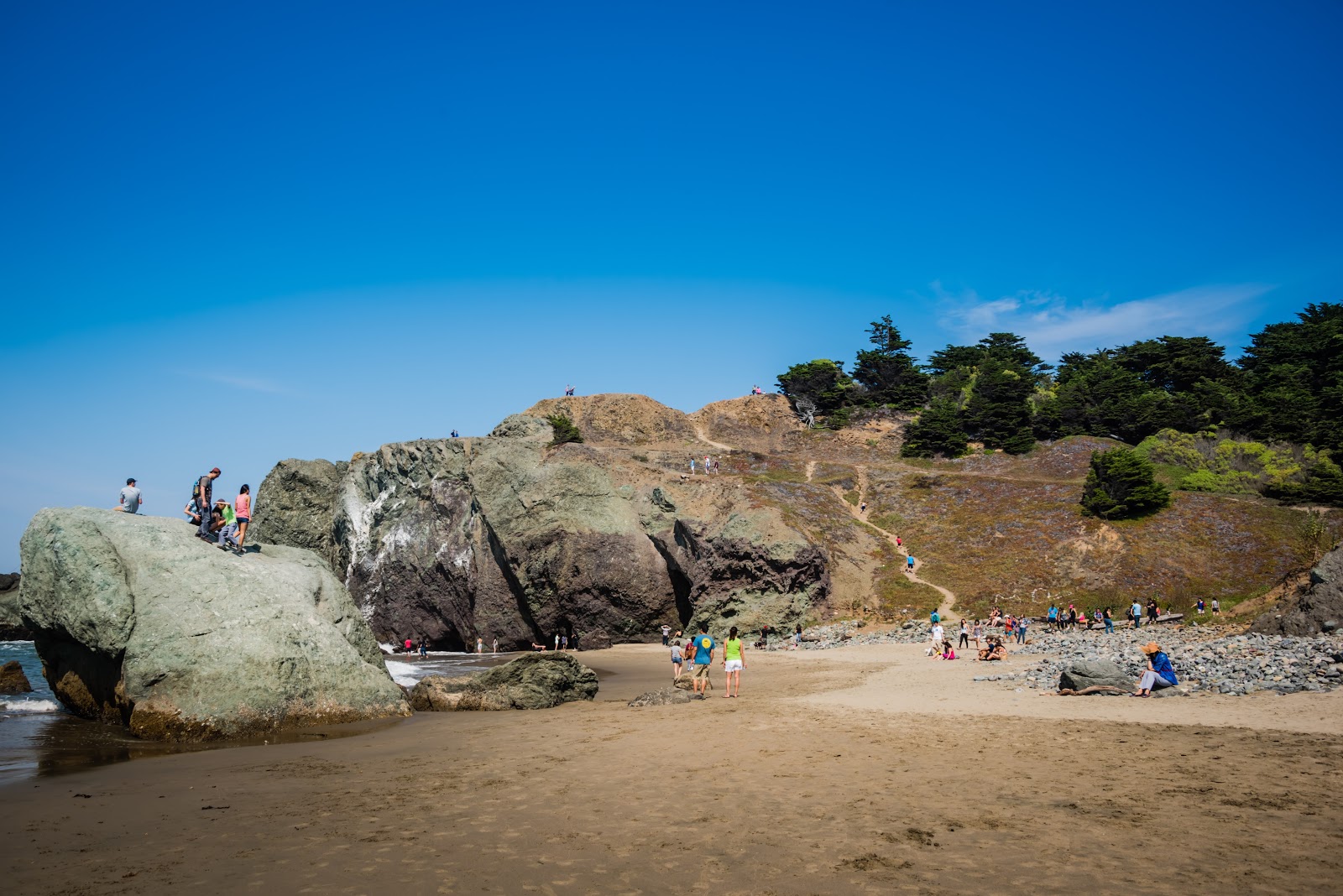 Fotografie cu Mile Rock Beach cu o suprafață de apa turcoaz