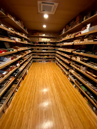 Liquor Store «11th Avenue Liquor», reviews and photos, 1040 SE Hawthorne Blvd, Portland, OR 97214, USA