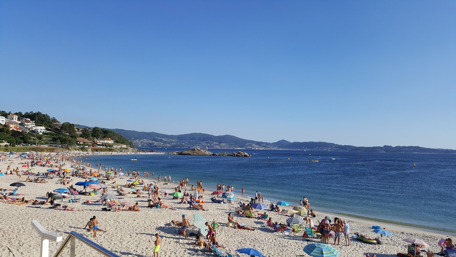 Fotografija Praia de Areas z turkizna čista voda površino