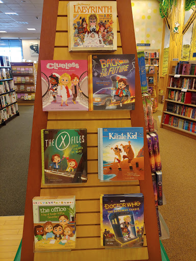 Book Store «Barnes & Noble Booksellers South Corona», reviews and photos, 2470 Tuscany St #101, Corona, CA 92881, USA