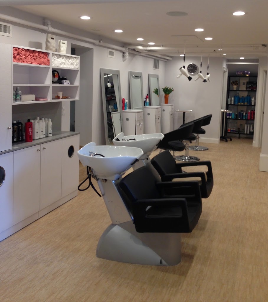 Marika's Salon 02482