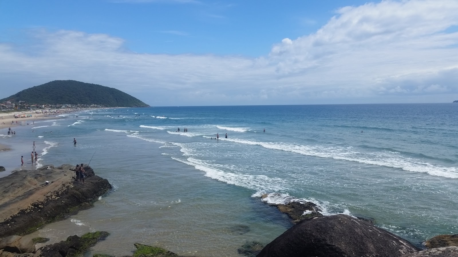 Foto de Playa de Ubatuba con arena fina beige superficie