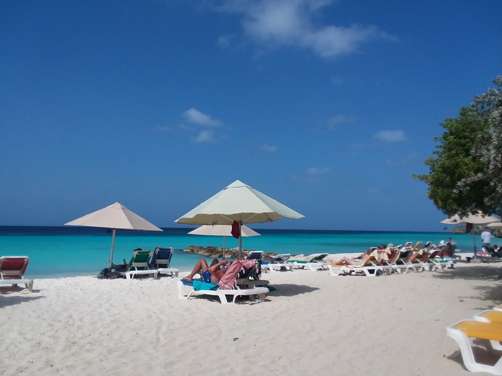 Foto von Strand von Porto Marie und die siedlung