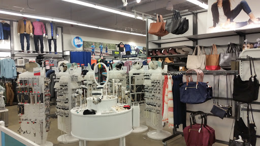 Clothing Store «Old Navy», reviews and photos, 2155 22nd St, Oak Brook, IL 60523, USA