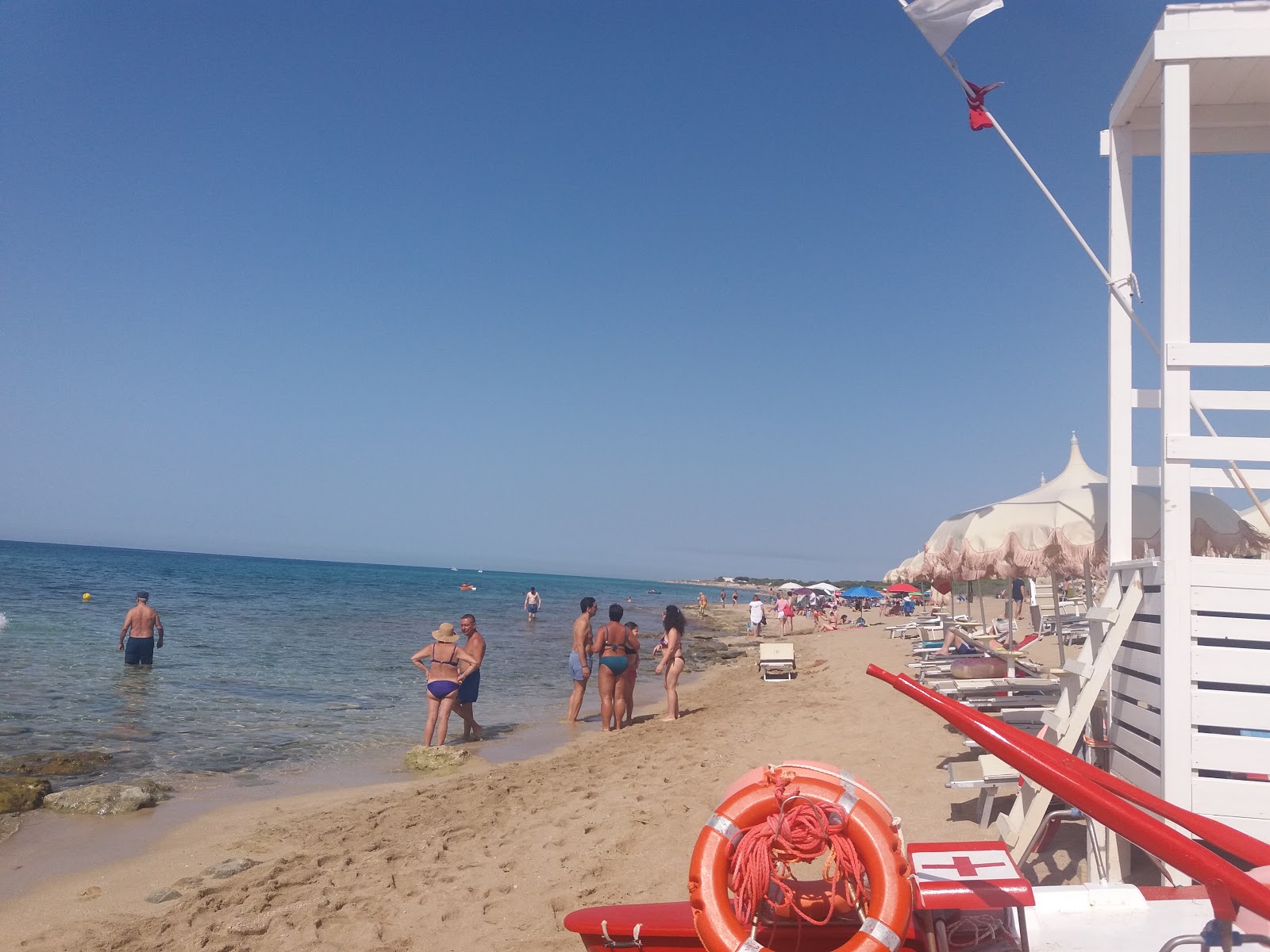 Foto van Spiaggia d'Ayala met hoog niveau van netheid