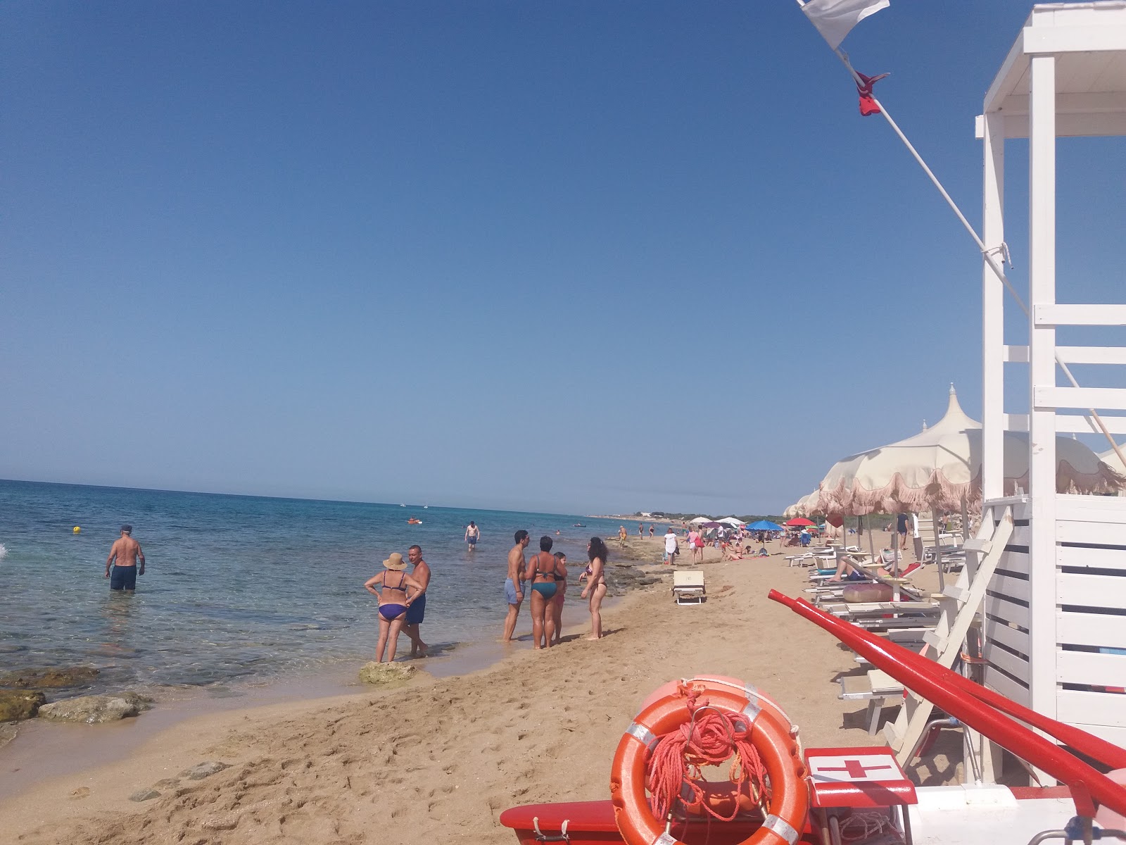 Spiaggia d'Ayala'in fotoğrafı imkanlar alanı