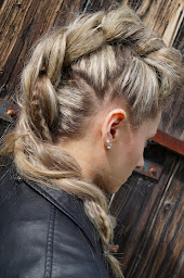 Photo n°17 de GL Maquilleur & Coiffeur à Porte des Pierres Dorées ()