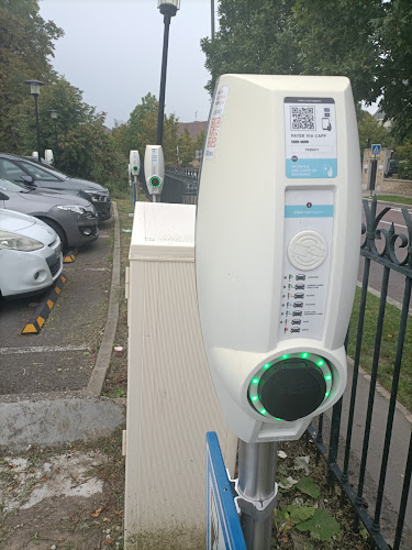 Borne de recharge de véhicules électriques EVBox Charging Station Versailles